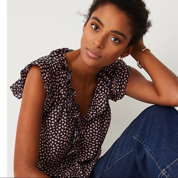 Ann Taylor v-neck ruffle shell. - Picture 5 of 11